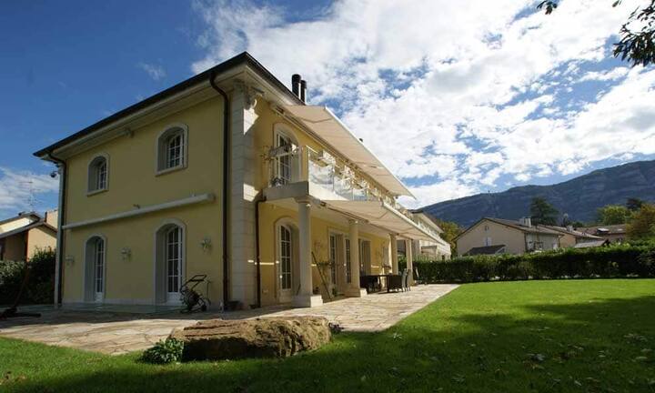 Acht Zimmer verteilen sich auf zwei Etagen auf einer Wohnfläche von 281 Quadratmetern.