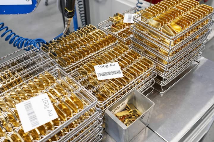 Frisch gegossen: Goldbarren in der Edelmetallraffinerie Argor-Heraeus in Mendrisio TI.
