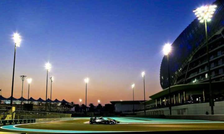 Das Rennen wird bei Tageslicht gestartet und endet in Dunkelheit unter Scheinwerferlicht.