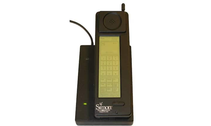 Manche Experten sehen im «Simon Personal Communicator» das erste Smartphone der Welt, der bereits ab August 1994 von IBM in den USA verkauft wurde. Doch im Gegensatz zum «Communicator» von Nokia konnte man mit dem klobigen «Simon» von IBM nicht im Web surfen, was für die meisten Technik-Historiker den Begriff «Smartphone» mitdefiniert. font size="-2">Wikimedia Commons/CC