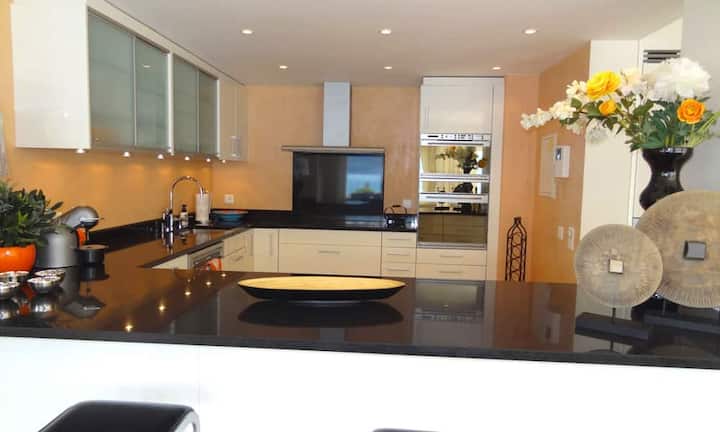 Die Wohnküche ist grosszügig ausgestattet und bietet viel Raum.