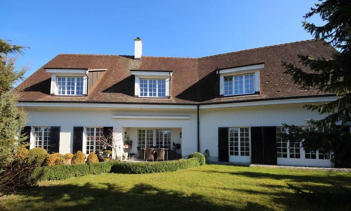 Die Architektur orientiert sich am englischen Stil. Auf einer Wohnfläche von 311 Quadratmetern befinden sich 8 Zimmer.