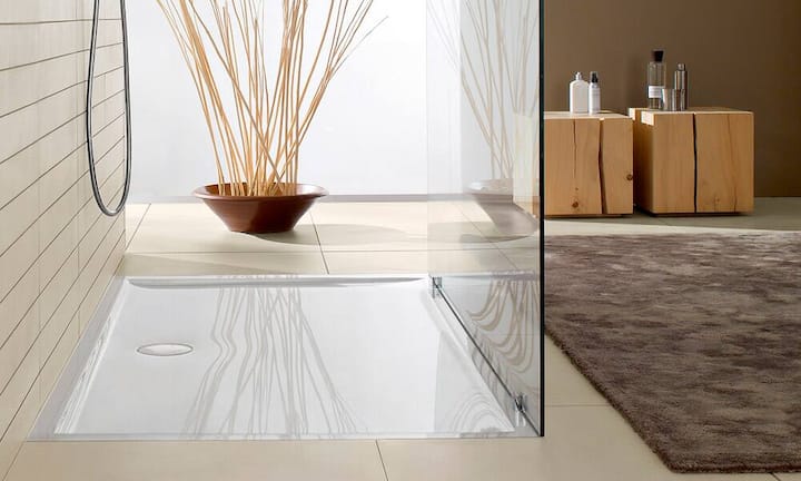 STARCK. Diese Duschwanne von Duravit (l.) hat er nicht nur entworfen,
sie heisst auch noch wie er: Starck von Philippe Starck. Erhältlich ist sie in
verschiedenen Abmessungen von 80 × 80 cm bis 180 × 90 cm. Duravit