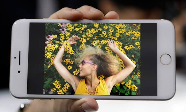 Auch Kamera und Display wurden deutlich verbessert. Das iPhone 7 verfügt über eine hoch auflösende Kamera mit Weitwinkel- und Telefunktion, in der Plus-Edition über zwei Kameras.