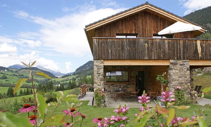 Am äussersten Rande des Dorfes Bivio steht, die Region Surses überblickend, das Einfamilienhaus im alpinen Stil.