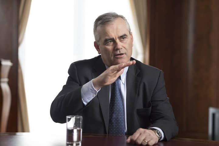 Thomas Gottstein, CEO of Swiss bank Credit Suisse (Schweiz) AG, photographed during an interview situation in a meeting room at the headquarters of Credit Suisse at Paradeplatz Square in Zurich, Switzerland, on February 23, 2017. (KEYSTONE/Gaetan Bally)Thomas Gottstein, CEO Credit Suisse (Schweiz) AG, fotografiert waehrend einer Interviewsituation am 23. Februar 2017 in einem Sitzungszimmer am Credit Suisse Hauptsitz in Zurich. (KEYSTONE/Gaetan Bally)