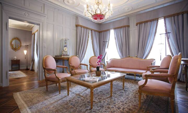 … drei Stockwerken und dem komplett ausgebauten Keller gibt es eine zirka 30 m² grosse Dachterrasse mit Seeblick.