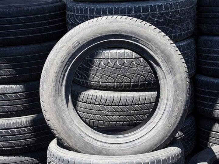 John Boyd Dunlop ärgerte sich (so die Legende) über die lärmenden Metallreifen des Dreirades seines Sohnes. Er legte aus dünnen Gummiplatten zusammengeklebte Schläuche um die Räder und pumpte die Hüllen mit einer Fußballpumpe auf. 1888 meldete er das Patent für den ersten Fahrradluftreifen an.