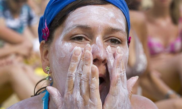 Fast jeder Mensch hat Reiseaccessoires, die auf einem Flug nicht fehlen dürfen. Im Bankenland Schweiz steht eine internationale Kreditkarte (60 %) an erster Stelle, gefolgt von Smartphone (53 %), Sonnenbrille (50%), Bargeld in der lokalen Währung (49 %), Schmerztabletten (43 %), Sonnencreme (42 %), Reiseadapter (34 %), Büchern (33 %), Kopfhörern (27 %) und Kaugummis (23 %).
Bild: Keystone