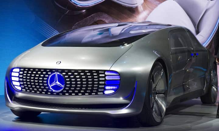 Blaues Licht im LED-Kühlergrill zeigt den autonomen Fahrbetrieb an.