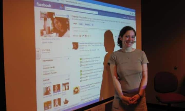 Privatsphäre-Manager
Die Experten unterstützen Menschen und Unternehmen dabei, ihre Daten-Hoheit zurückzugewinnen. Sie befreien für ihre Kunden auch Daten, die sich in Geiselhaft von Institutionen und Medien befinden und helfen ihnen, persönliche Spuren im Internet und bei den Suchmaschinen zu ändern oder zu löschen.
UofSLibrary/flickr/CC