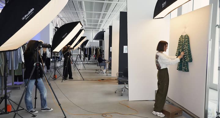 Sie wachte zuvor über die Showräume.