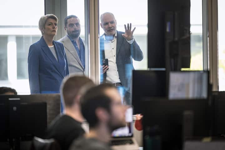 Sandro Inguscio, Chief Digital Officer bei Ringier Medien Schweiz (Mitte), und Blick-Chefredaktor Rolf Cavalli zeigten der Finanzministerin den Newsroom.
