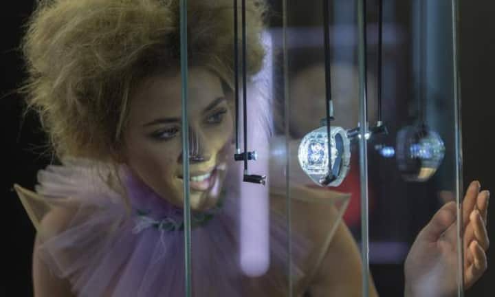 Eine Hostess beim Stand der Schweizer Uhrenmarke Richard Mille. Bis zum Messeende werden 15'000 Besucherinnen und Besucher aus der Branche erwartet. Bilder Gabriel Knupfer/Keystone