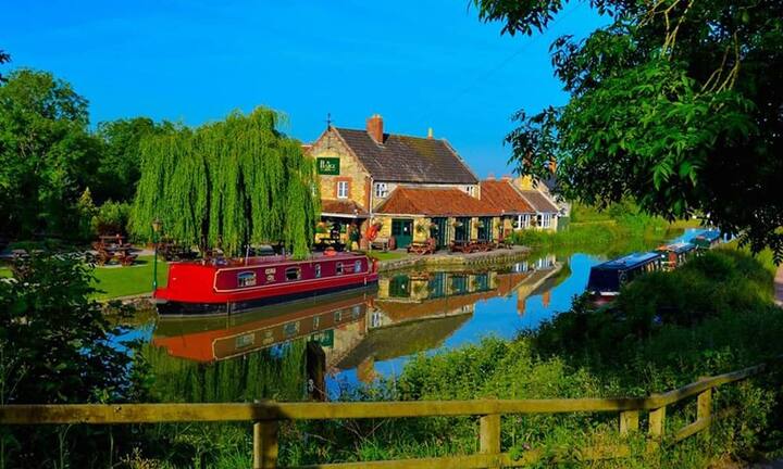 Ein richtig englisches Hausboot findet sich in Bath. Das Boot «Grand Cru» kostet für zwei bis vier Personen 300 Dollar und für 429 Doller können sogar sechs Peronen darauf übernachten. Inbegriffen ist das Frühstück und eine Flasche Wein.