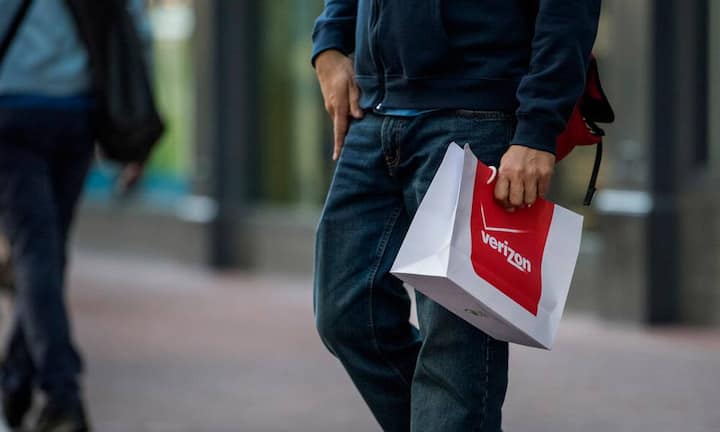 Platz sieben geht an Verizon. Der US-Telekomkonzern kletterte um vier Plätzer rauf und ist mit einem Markenwert von 86,01 Milliarden Dollar der erste Neueinsteiger in die Top Ten.