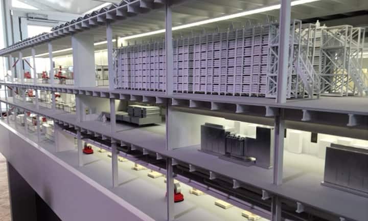 Dazu gesellen sich rund 1000 Roboter-Kollegen von Kuka und Fanuk, autonom arbeitende Transport-Vehikel und mehrgeschossige, automatisierte Pressen, Öfen und gigantische Hochregale. Bea Knecht