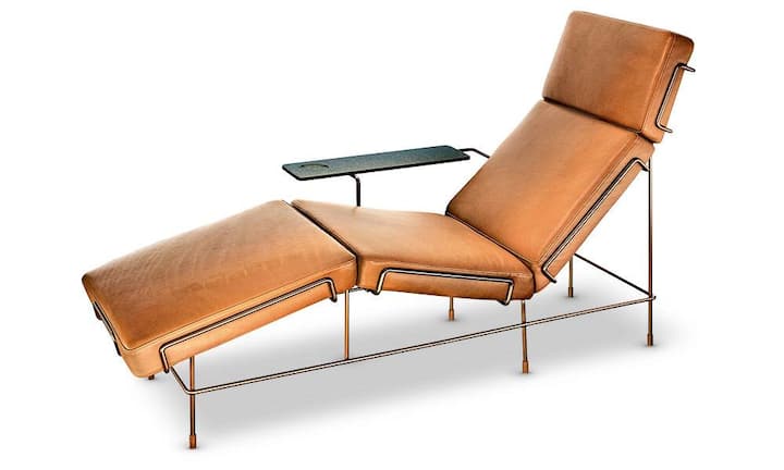 Bequem: Der deutsche Designer Konstantin Grcic hat für das italienische Designlabel Magis die erste gepolsterte Sitzmöbelserie entworfen. Sie heisst Traffic und besteht aus einem Zweisitzer, einer Sofa-Sitzinsel, einem Sessel, zwei Bänken und einer Chaiselongue (Bild). Die Verwendung und Veredelung eines einfachen Materials wie Stahldraht entspricht dem Geist der Marke Magis.