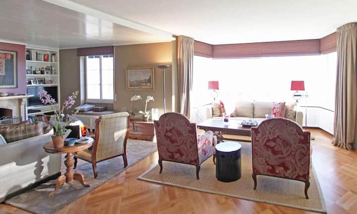 Über die grosszügige Eingangshalle mit Garderobe und Gäste-WC gelangt man in den geräumige Salon mit Cheminée.