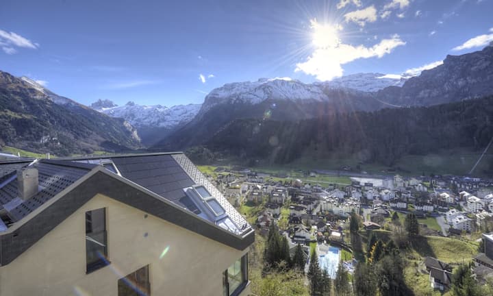 Die Photovoltaikanlage auf dem Dach macht das Minergie-Haus zu einem Minergie-P-Haus. In der Planung wurden die aktuellen Kenntnisse zum energiesparen Wohnen konsequent umgesetzt.