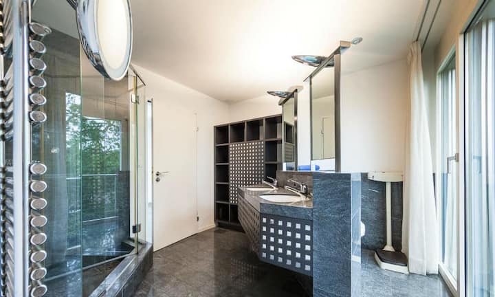 Neben zwei Badezimmer...