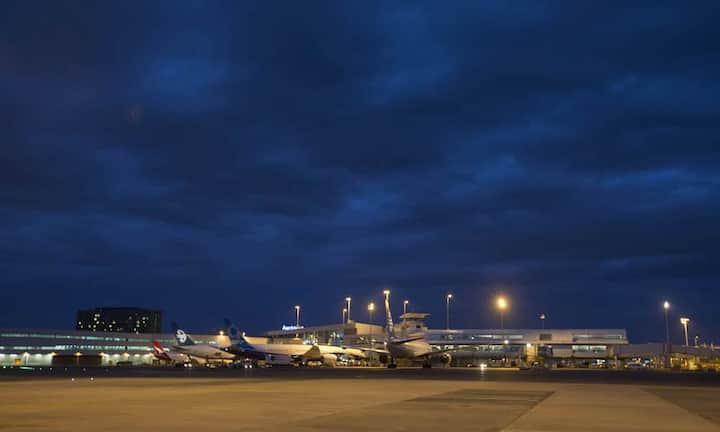 Platz 8: Auckland International Airport. Der Flughafen Auckland ist der größte internationale Verkehrsflughafen in Neuseeland. Er befindet sich am Ort Mangere am Stadtrand von Auckland. Er verfügt über drei Passagierabfertigungshallen, wovon zwei für Inlandsflüge und eine für internationale Flüge dient.