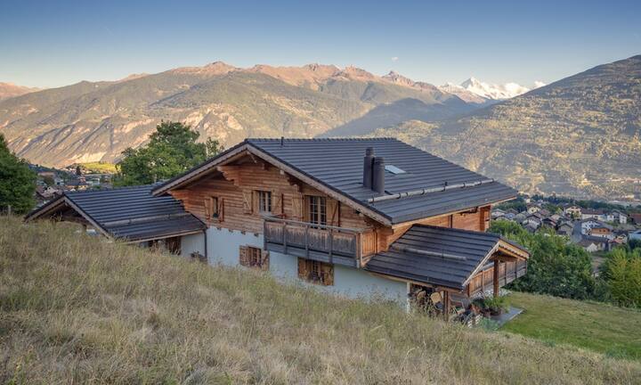 Fünf Schlafzimmer, drei Badezimmer, eine Terrasse und eine traumhafte Aussicht auf die Alpen - ein echtes Bijou mitten im Wallis.
Preis: CHF 2'970'000