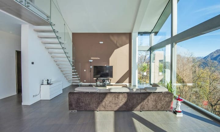 Die Villa hat eine moderne und stilvolle Innenausstattung.