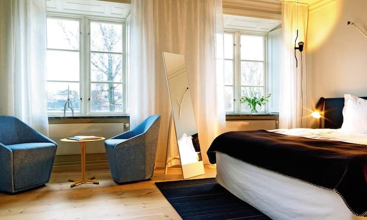 Stockholm - SkeppsholmenDas schwedische Designer-Trio Claesson Koivisto Rune hat das denkmalgeschützte Anwesen von 1699 mitten in Stockholm in eine urbane Oase mit entspanntem Bohème-Chic verwandelt. Das Stadtzentrum ist über eine Brücke in zehn Gehminuten zu erreichen. Wenn doch nur ... die Zimmer im Erdgeschoss nicht teilweise von Passanten einsehbar wären. Deshalb ein Zimmer im ersten Stock buchen.Doppelzimmer ab 1800 Schwedische Kronen