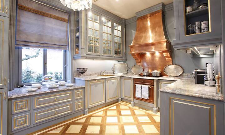 Die Wohnfläche von 550 m² wurde im klassischen Stil erhalten. Bei der Rennovation wurden die strengen Denkmalschutzrichtlinien eingehalten.