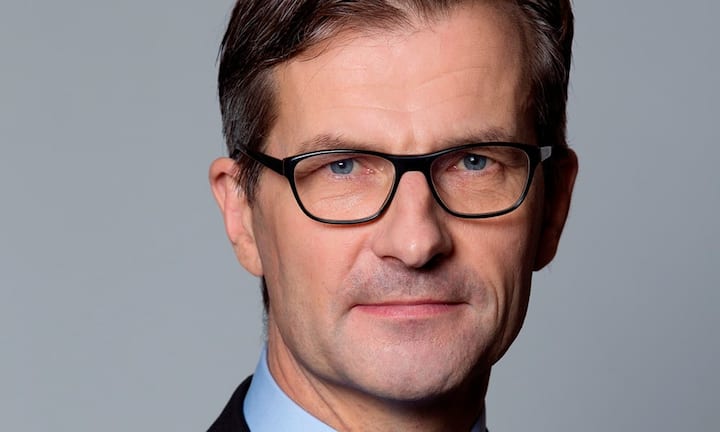 Die Gegenspieler:Falkengren hat sich über die aus ihrer Sicht zu strengen Anforderungen der schwedischen  Finanzaufsicht, geführt von Erik Thedéen, aufgeregt. Thedéen geht bei seinen Kapitalanforderungen über die internationalen Standards hinaus. Lombard Odiers Kapitalquote erreicht fast 30 Prozent, weshalb die Kapitaldecke hier kein Thema ist. Doch das Kerngeschäft mit vermögenden Privatkunden ist schwieriger geworden…