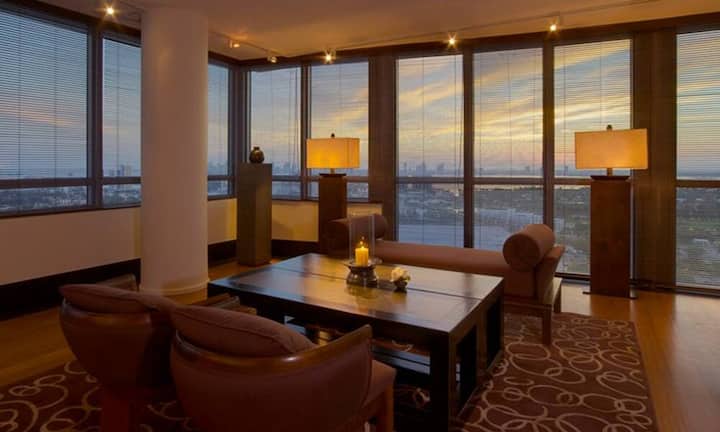 Ein Esszimmer im The Setai Hotel: Die meisten Gästezimmer bieten Blick auf den Atlantik.