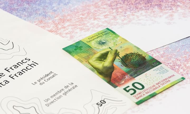 Jedes Jahr kürt die International Bank Note Society den schönsten neuen Geldschein. Der neue 50-Franken-Schein erkämpfte sich im aktuellen Ranking den Platz zuoberst auf dem Treppchen.