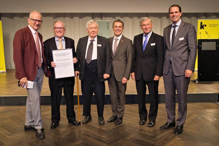 Etienne Jornod, Bonny Preis für die Freiheit; Peter Gomez, Preisträger; Jean-Pierre Bonny, Preis Stifter; Ignazio Cassis, Bundesrat; Gerold Bührer, Bonny Preis für die Freiheit; Beat Brechbühl, Kellerhals Carrard