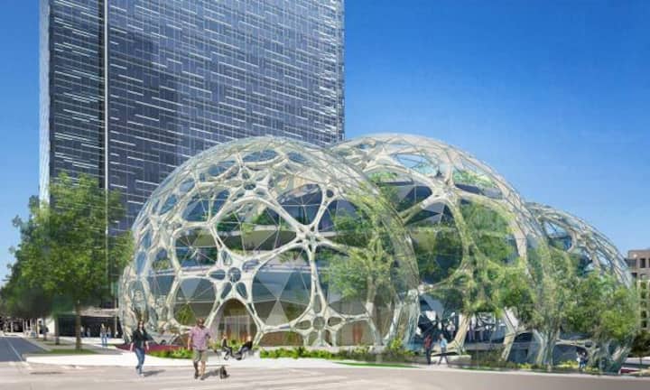 Nicht ins Grüne zieht es dagegen Amazon. Der Onlinehändler bleibt in Seattle und bringt den Urwald mit drei Glassphären in die Stadt. Amazon