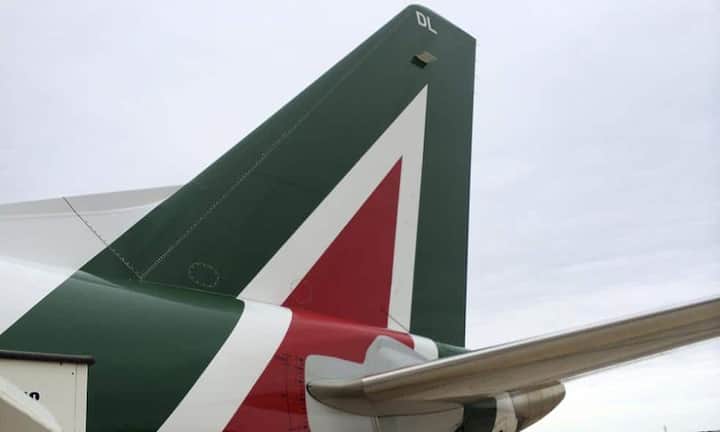Bei Alitalia überlegt man sich im Zuge der Sparbemühungen offenbar ein Ende des Gratis-Services auf allen Flügen.
Keystone