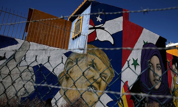 Mauerbau
Versprechen: Dass er eine Mauer entlang der 2000 Meilen langen Südgrenze zu Mexiko bauen und Mexiko dafür bezahlen lassen will, war eines der zentralen Wahlversprechen Trumps und wurde im Wahlkampf fast zum Kult.Justin Sullivan/Getty Images