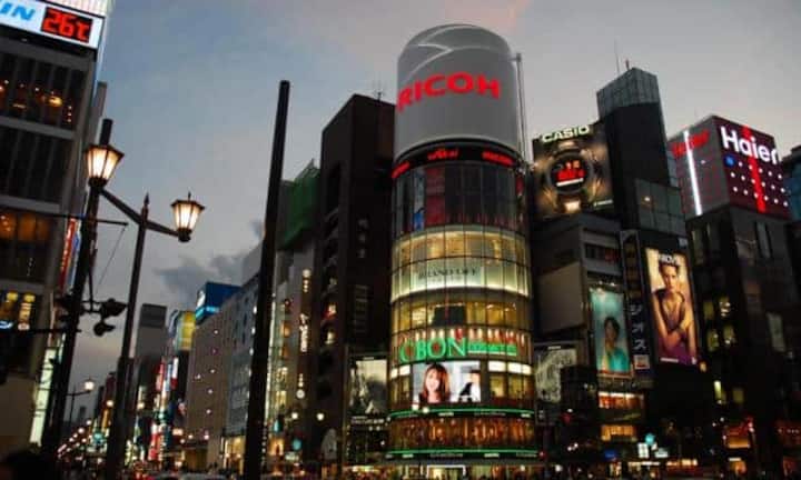 Platz 9  Die Ginza-Chuo Avenue glitzert kaum weniger als die New Yorker Fith Avenue und ist auch fast genau teuer.Der Quadratmeterpreis liegt bei 548 Franken im Monat. 
CC/flickr/Simon Le Nippin