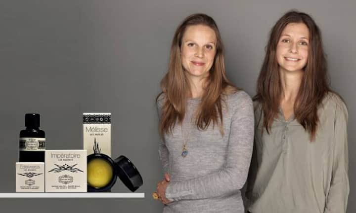 Charlotte Landolt (l.) und Laetitia Jacot, Gründerinnen  Jardin des Monts. Gründungsjahr: 2009 // Firmensitz: Rossinière VD // Anzahl Mitarbeiter: 5 // Produkte: Pflegeprodukte mit Alpenkräutern, Kräutertees, Sirup.