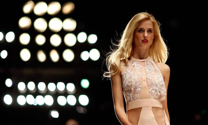 Istanbul, Türkei (Oktober 2013): Die Kreation der türkischen Modedesignerin Cengiz Abazoglu präsentiert sich im Scheinwerferlicht.