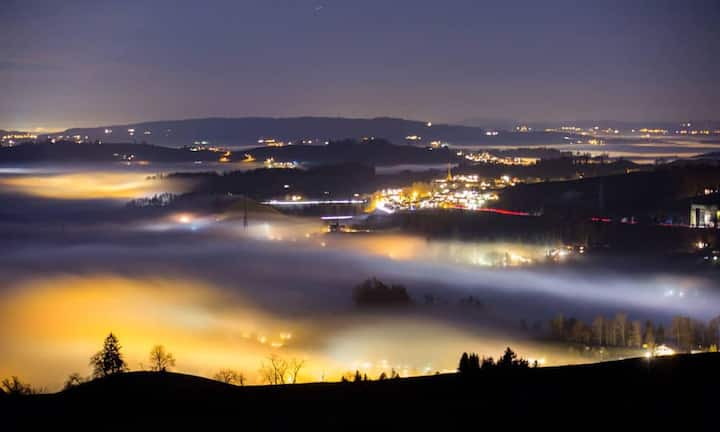 Platz 1: Zug Allen einen Schritt voraus ist jedoch die Stadt Zug, die in allen drei Kategorien durchschnittlich am besten abgeschnitten hat. Dort lassen sich Vermögende gerne nieder. 
Facebook/CC/Zug