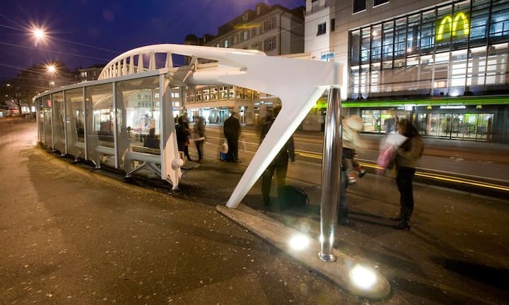 ... was unter anderem am Bushäuschen auf dem Marktplatz liegt. Trotz Kosten von 1 Million Franken soll es nur ungenügend vor Wind, Regen und Schnee schützen, wie das Kulturmagazin «Saiten» bemängelt.