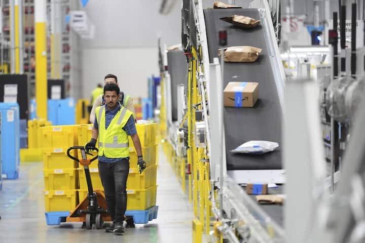 Heimische Anbieter und ­Billigplattformen wie Temu und Shein ­nehmen Amazon Marktanteile ab.