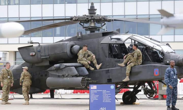 Vom 15. bis 21. Juni hat die weltgrösste Luftfahrtmesse in Le Bourget ihre Tore geöffnet. Das sind die schönsten Eindrücke: Mitglieder der U.S. Army benutzen ihren Boeing Helikopter AH-64D Apache Longbow an der Pariser Flugshow auf dem Flughafen Le Bourget als Sitzgelegenheit.