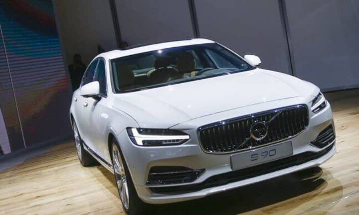 Volvo S90Volvo konnte seinen Absatz 2015 in den USA um einen Viertel steigern. Der neue Volvo S90 soll den Erfolg weiterführen. Kenner loben dessen atemberaubendes Aussendesign und das beeindruckende Innenleben. Auch die Sicherheit wird bei Volvo gross geschrieben, ein neues Sicherheitssystem soll Zusammenstösse mit grossen Tieren wie Wild oder Pferden verhindern - Tag und Nacht.