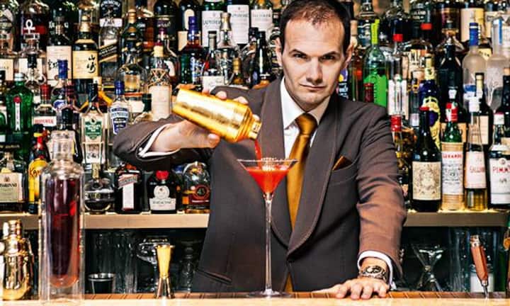 Barchef des Jahres: Alexandre Peyraud («Beau-Rivage Palace», Lausanne). Er bezeichnet sich selbst als detailbesessen und weiss, wie er Bonvivants in die schöne neue «BaR» in den Hotelkolonnaden des Belle-Epoque-Palasts holt. Und er hat die englische Tradition des Martini-Trolleys nach Lausanne gebracht, dank dem Martini-Variationen an den Tischen der Gäste zubereitet werden können. Peyraud kann Menschen gut lesen: Er weiss, was für den einen Gast gut ist und für den anderen weniger.