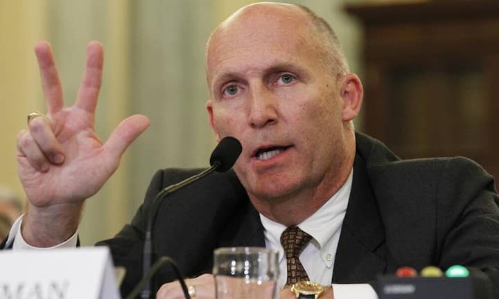 So viel verdienen die Schweizer Topmanager 2014:  Steven Newman verdient sich als Lenker des Erdölservicekonzerns Transocean eine goldene Nase. Für das Jahr 2014 nimmt er 14,2 Millionen Franken nach Hause. Im Vorjahr verdiente Newman mit 13,9 Millionen Franken leicht weniger.