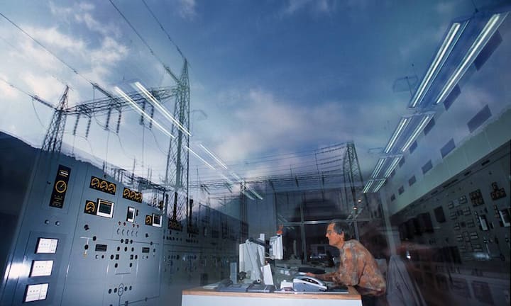 Im Bereich Energie, Ver- und Entsorgung tätige Personen können sich im nächsten Jahr über 0,8 Prozent mehr Lohn freuen. Das ist nur knapp weniger als 2015, als der Verdienst um 0,9 Prozent stieg.