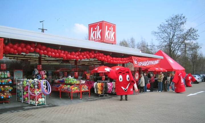 KikZum Abschluss der Textil-Diskont, der sein schönes Firmenmotto zu seinem Namen gemacht hat: Der Kunde ist König. PRDieser Text erschien zuerst bei «Business Insider Deutschland» unter dem Titel «Hättet ihr es gewusst? Die Herkunft bekannter Markennamen»