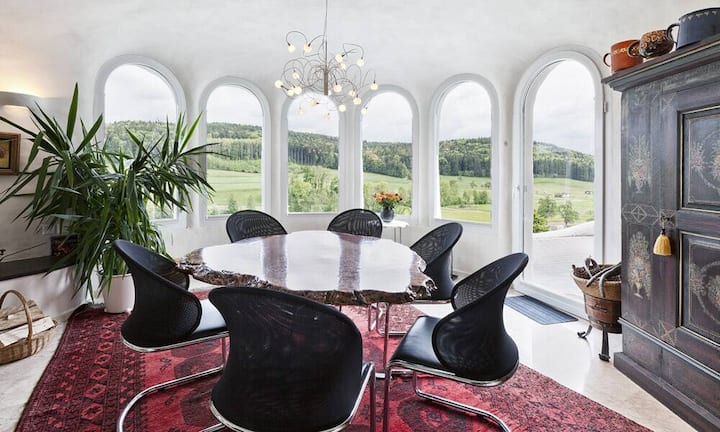 ...wird durch eine Stehbar mit dem Esszimmer verbunden.